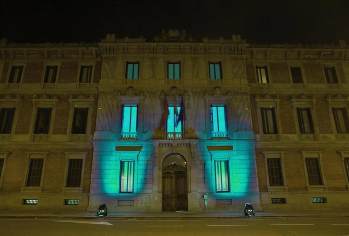 Fachada del Parlamento de Navarra iluminada de verde