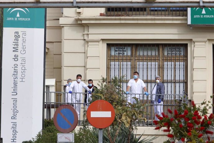 Sanitarios toman un pequeño descanso en la puerta del Hospital Regional de la capital antes las jornadas maratonianas que realizan ante la pandemia del COVID-19. Málaga a 2 de abril del 2020