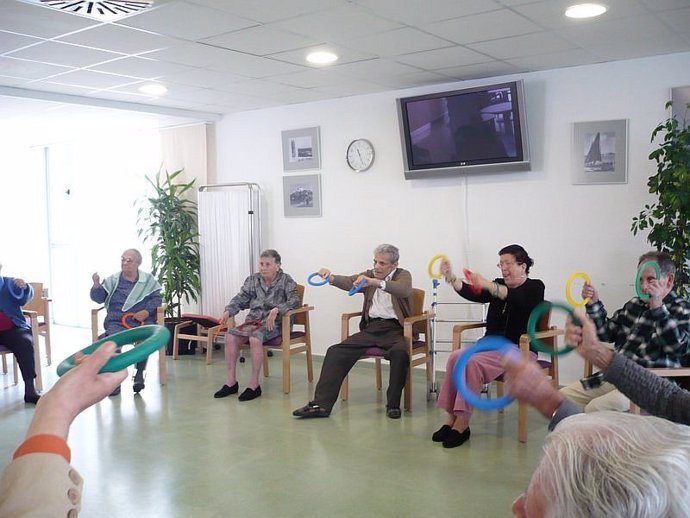 Ancians fent exercici en la residncia Ca Blai