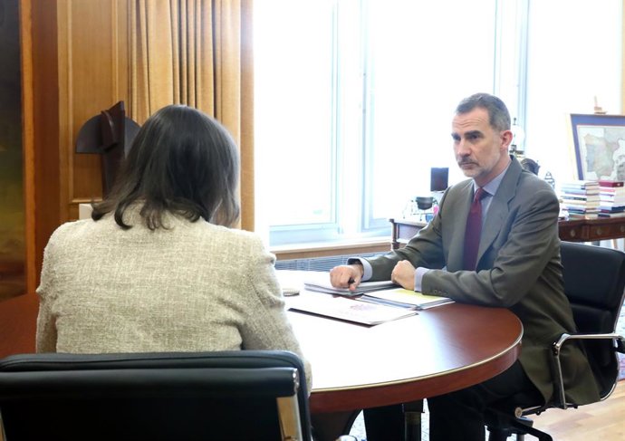 Su Majestad el Rey Felipe VI durante su reunión con la ministra de Industria, Comercio y Turismo, María Reyes Maroto, para analizar la situación generada por la crisis del COVID19, durante la cuarta semana del estado de alarma