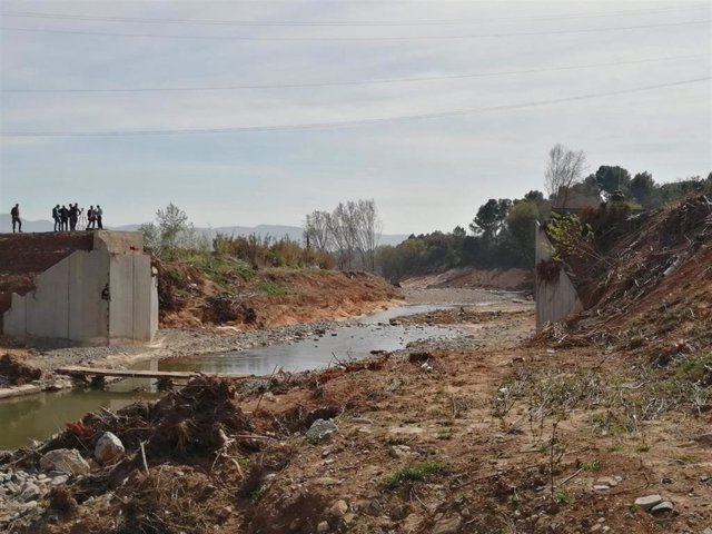 Pontoneros reconstruye un puente sobre el río Francolí, en Tarragona