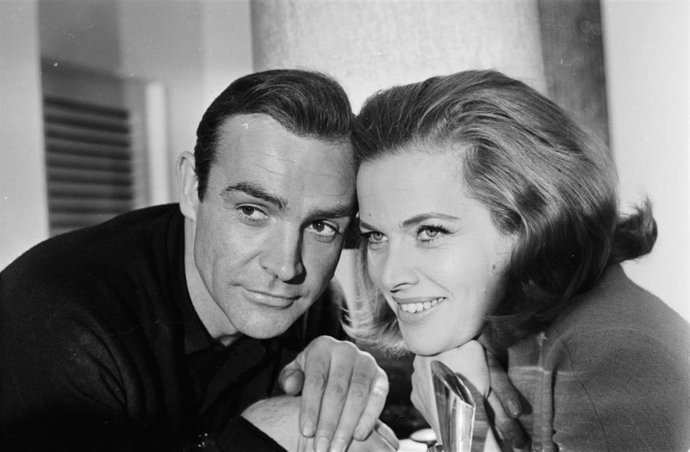 Sean Connery yHonor Blackman, protagonistas del filme 'Goldfinger'