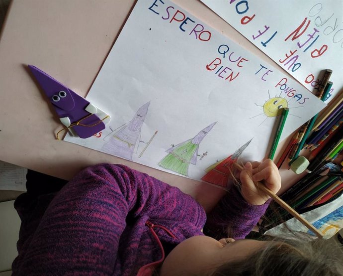 Una niña pinta un dibujo para los menores hospitalizados en el Materno Infantil de Málaga