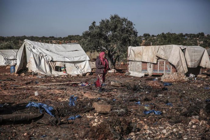 Daños causados por un bombardeo contra un campamento de desplazados en la ciudad de Aratib, en la provincia de Alepo (Siria)