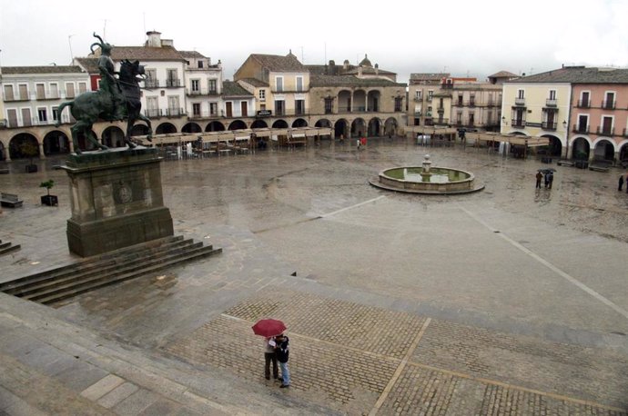 Plaza Mayor de Trujillo (Cáceres), fuente, lluvia, nubes, nublado