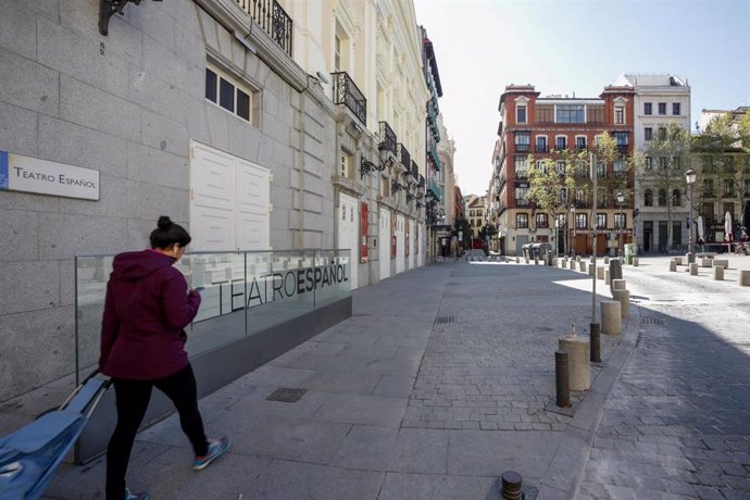 Una persona con un carro de la compra para junto al Teatro Español, en Madrid (España) a 4 de abril de 2020.