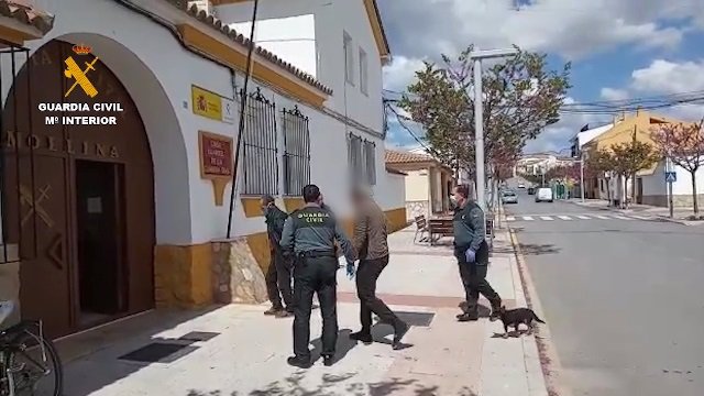 Dos investigados por circular bebiendo alcohol y sin cinturón en Mollina (Málaga)