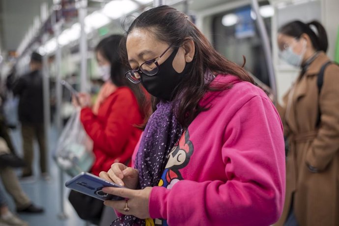 Una dona es protegeix amb una mscara a Xangai.