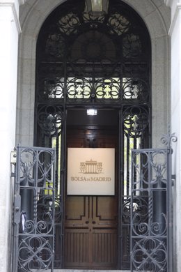 Porta de l'edifici de la Borsa de Madrid.
