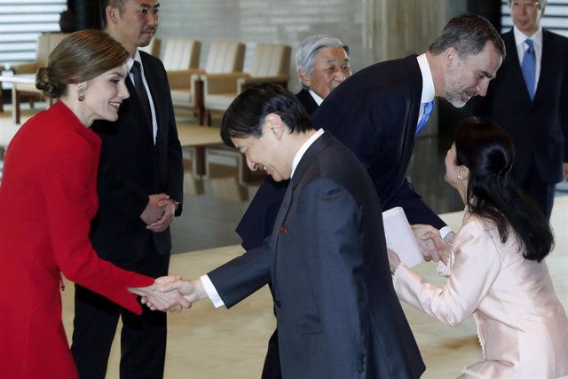 El Rey Felipe y la Reina Letizia saludan a Naruhito (c) y su esposa, la Princesa Masako (d)