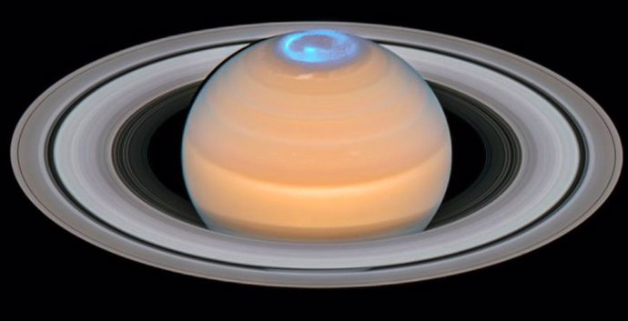 ¿Qué produce tanto calor en la atmósfera superior de Saturno?