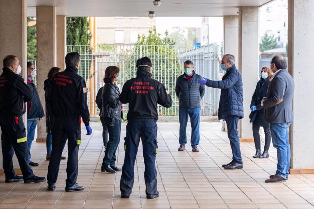 El alcalde visita el edificio de viviendas tuteladas donde ha fallecido un usuario en un incendio