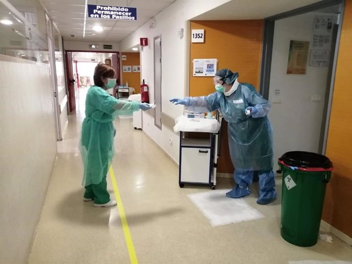 Sanitarios del Hospital Reina Sofía que tratan pacientes con el coronavirus