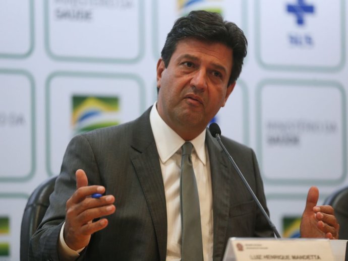 Coronavirus.- El ministro de Salud brasileño se reafirma en el cargo tras sus di