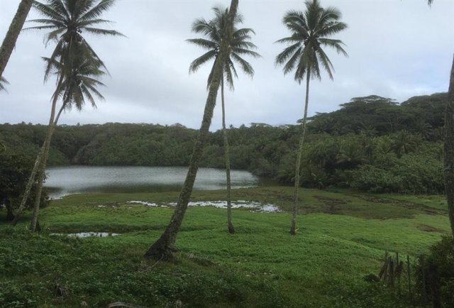 Lago de la isla Atiu donde se encontró evidencia de la llegada de los humanos