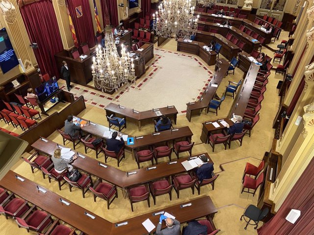 Reunión de la Diputación Permanente, durante el estado de alarma, en la sala de plenos del Parlament para validar el decreto de vivienda del Govern.