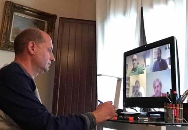 El diputado de Servicios Municipales, José Luis Hidalgo, reunido por videoconferencia con los responsables de los parques de bomberos de las sierras de Cazorla y Segura