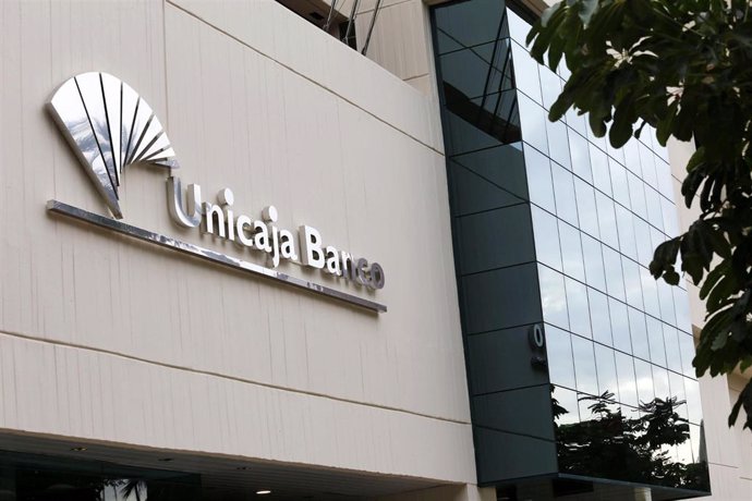 El presidente y el consejero delegado de Unicaja invierten 50.000 euros cada uno en acciones del banco