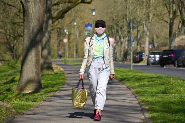 Una mujer pasea con mascarilla en Alemania
