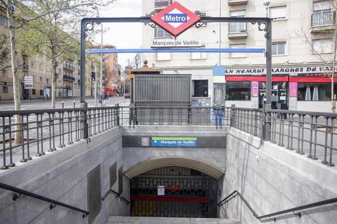 Acceso a la estación Marqués de Vadillo, uno de los 183 cerrados de manera temporal por la Comunidad de Madrid 