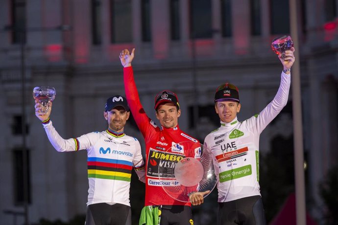 Alejandro Valverde, Primoz Roglic y Tadej Pogacar en el podio final de La Vuelta a España de 2019