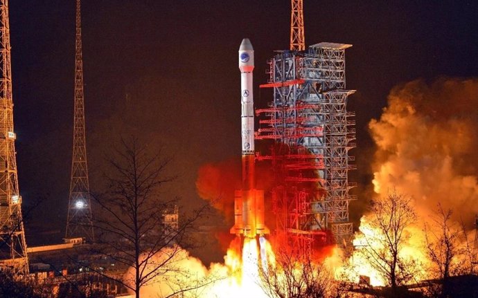 China prueba con éxito paracaídas de retorno para restos de cohetes