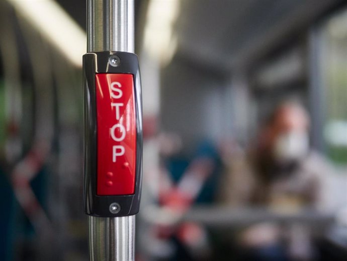 Botón de 'Stop' en el interior de un autobús urbano durante la cuarta semana del estado de alarma, en Pamplona (Navarra) a 6 de abril de 2020.