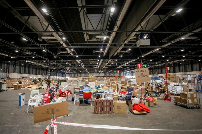 Trabajadores colocan el material sanitario disponible en el almacén de logística del Pabellón número 10 del recinto de IFEMA para todos los pacientes que se encuentran ingresados por coronavirus en el Hospital de Campaña.