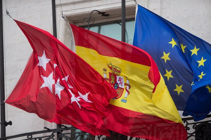 Banderas a media asta en la Real Casa de Correos, sede de la Comunidad de Madrid