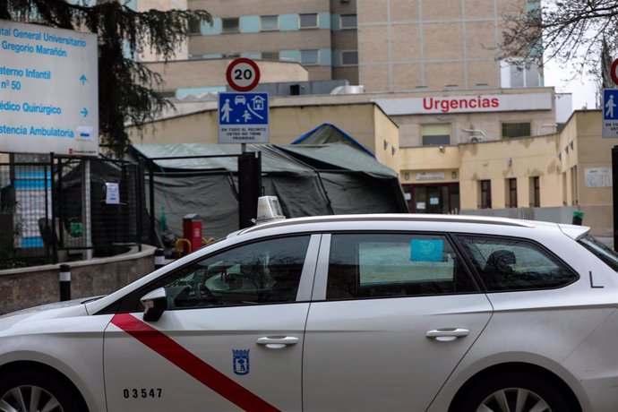 Un taxi pasa al lado de las Urgencias del Hospital Gregorio Marañón.