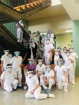 Un equipo sanitario con máscaras protectoras de Tecmolde.