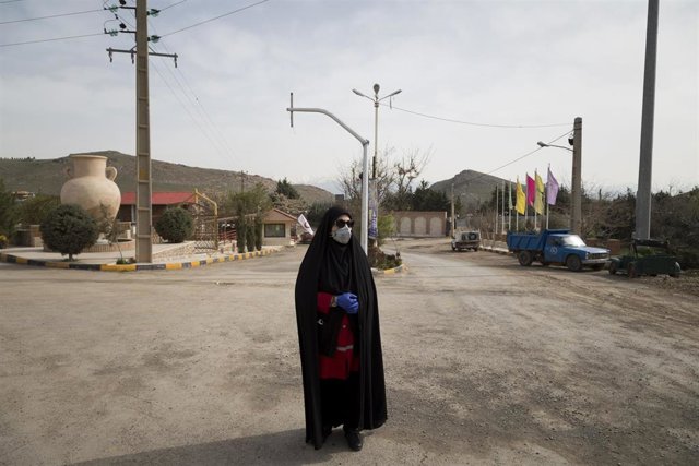 Una voluntaria de la Media Luna Roja en Irán