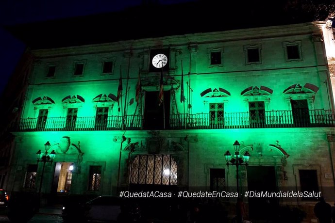 Fachada del Consistorio, iluminada de verde.