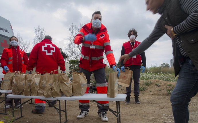 Cruz Roja Española reparte ayudas en asentamientos de Valencia