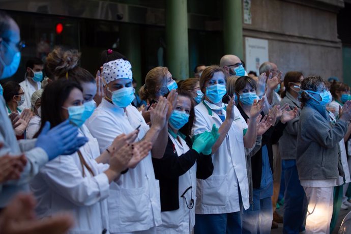 Aplaudiment de sanitaris a les portes de l'hospital Clínic de Barcelona el 6 d'abril de 2020.