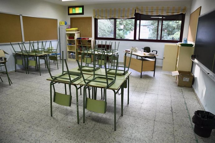 Aula vacía en el colegio público Joaquín Costa de Madrid.