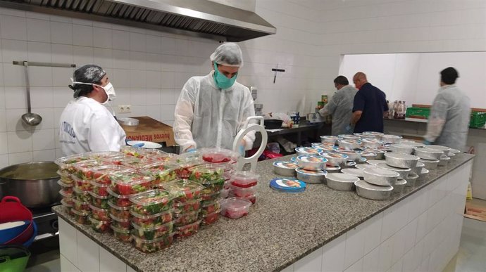 Imagen de los voluntarios trabajando en la cocina del comedor social 'Manos Solidarias' de Isla Cristina