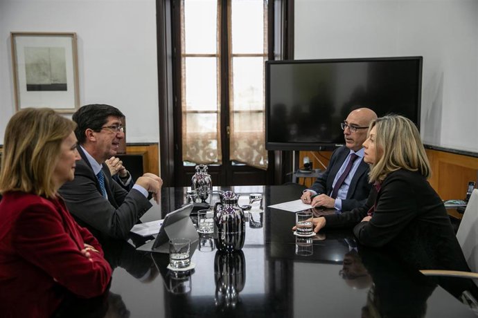 El vicepresidente de la Junta, Juan Marín (2i) con el presidente del Consejo Andaluz de Colegios de Abogados, Pascual Valiente Aparicio(2d), y la presidenta del Consejo Andaluz de Procuradores, Inmaculada García González (1d) en una imagen de archivo