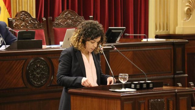 La consellera de Hacienda y Relaciones Exteriores, Rosario Sánchez, durante el debate del decreto de medidas por el coronavirus en la Diputación Permanente del Parlament.