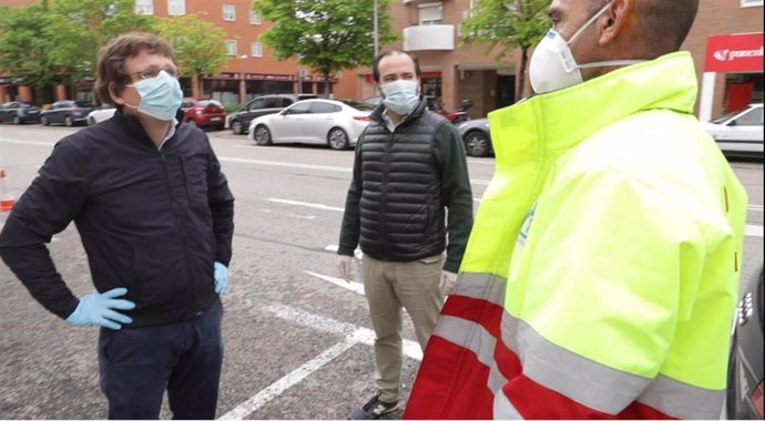 Almeida alaba la labor de los trabajadores de limpieza de Madrid