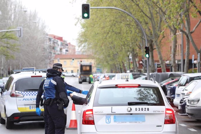 Varios policías municipales le piden la documentación a un conductor de un taxi de la Comunidad de Madrid 