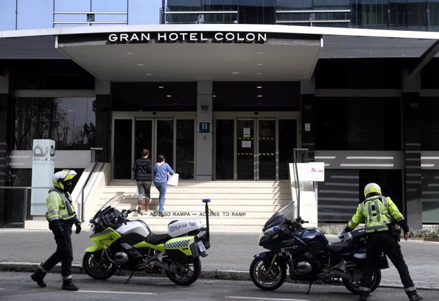 Varios policías municipales de la Comunidad de Madrid custodian la puerta del primer "hotel medicalizado" el Gran Hotel Colón