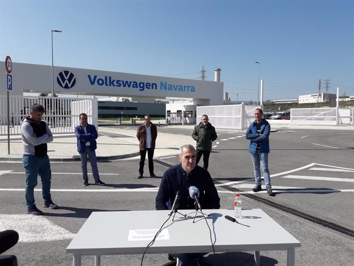 El presidente del comité de empresa de Volkswagen Navarra, Alfredo Morales, acompañado de miembros del comité, en una rueda de prensa. Imagen de archivo.