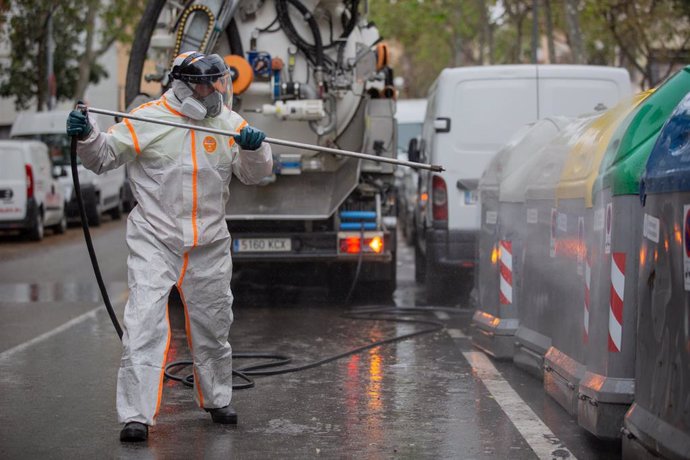 Un trabajador desinfecta y limpia los contenedores de basura de Barcelona durante la tercera semana de confinamiento por la crisis del coronavirus, en Barcelona, Catalunya, (España), a 1 de abril de 2020.