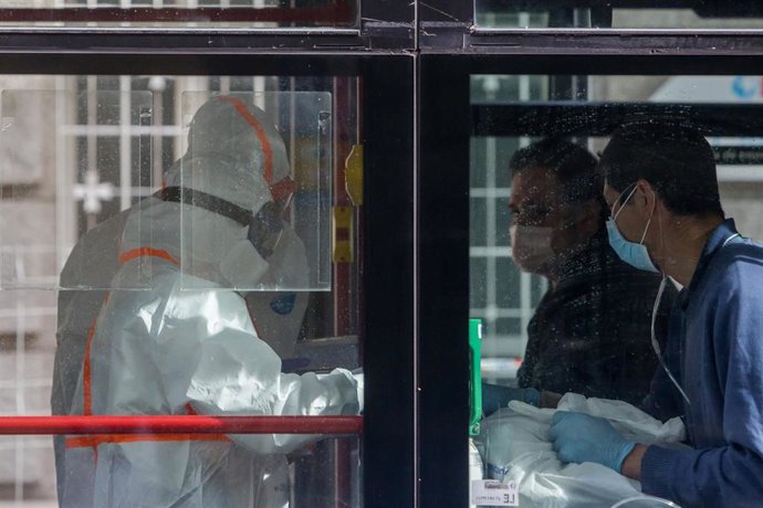 Dos enfermos leves de Covid-19 son trasladados desde el Hospital de La Princesa al hospital de campaña en Ifema