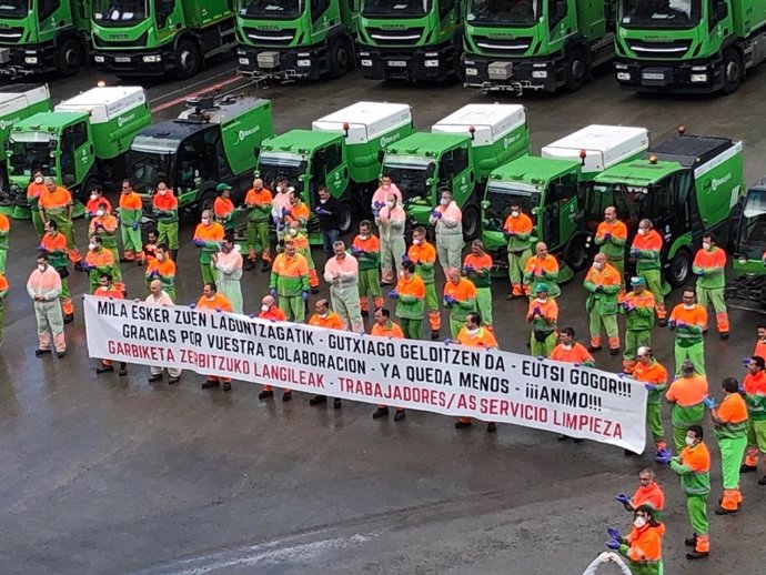 Trabajadores del servicio de limpieza del Ayuntamiento de Bilbao agradecen con aplausos la colaboración ciudadana