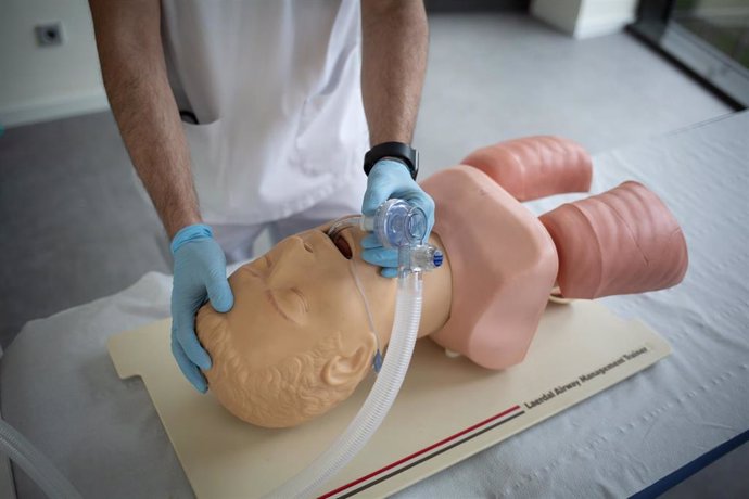 Un operario clínico del proyecto de respiradores de SEAT muestra el funcionamiento de un respirador que han fabricado para los contagiados por coronavirus en un maniquí de simulación médica en las instalaciones de SEAT de Martorell, en Martorell/Barcelo