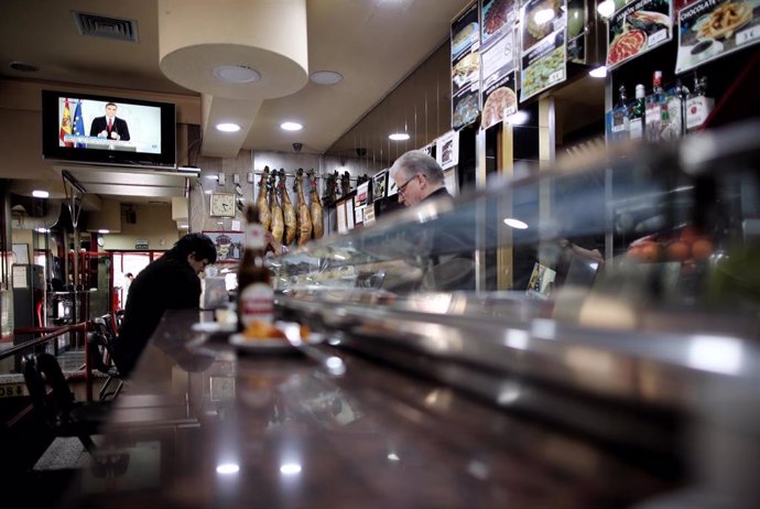 Bar con cerveza en Madrid antes del cierre por la crisis del coronavirus