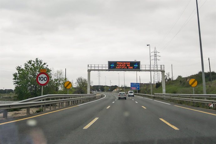 Cartel luminoso en una carretera de Madrid en el que se lee 'Prohibido viajes no justificados', durante el sexto día de confinamiento desde que el Gobierno decretó el Estado de Alarma