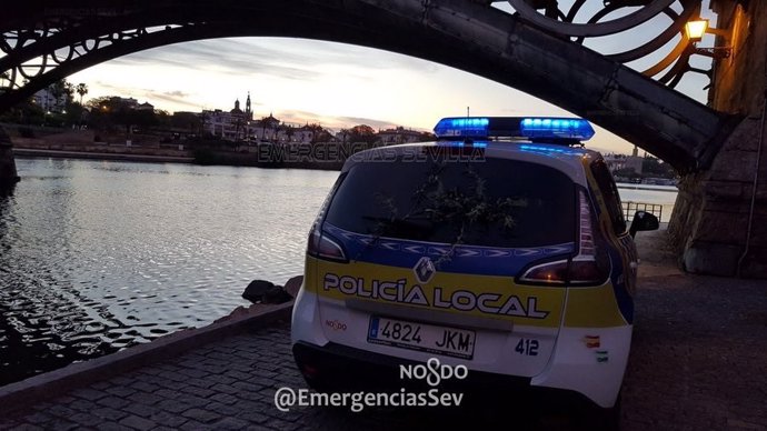 La Policía Local de Sevilla, durante su vigilancia junto al puente de Triana